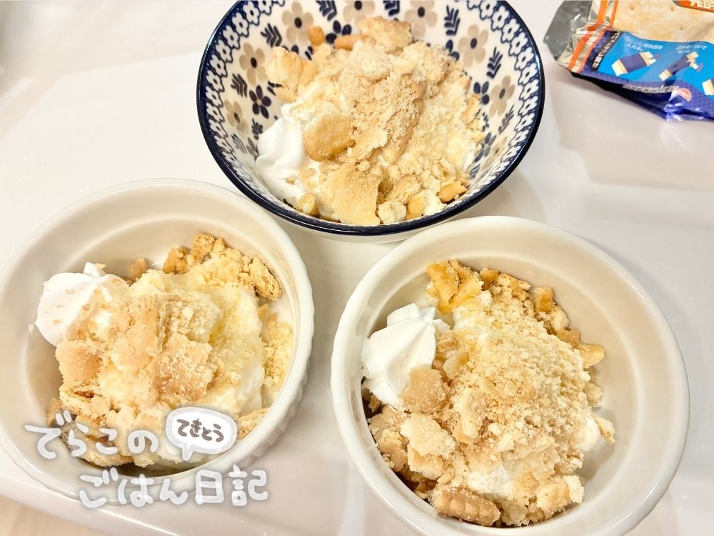 ココナッツサブレを砕いて載せた様子