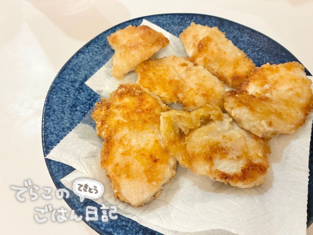 チキンカツがお皿に盛りつけてある様子