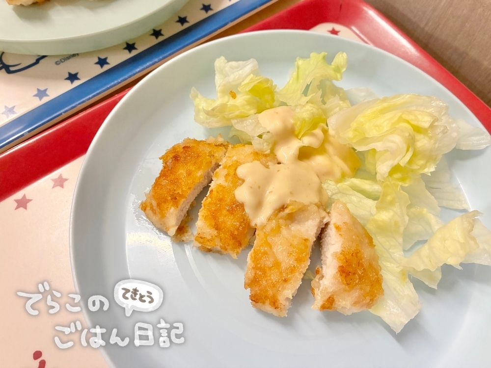 チキンカツとマヨネーズのソースを盛り付けた様子